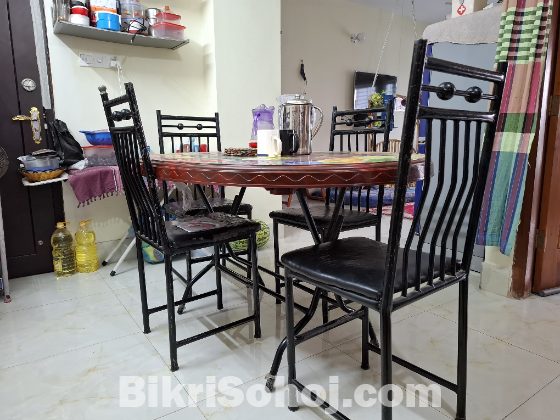 ডাইনিং টেবিল এবং চেয়ার (৪টি)